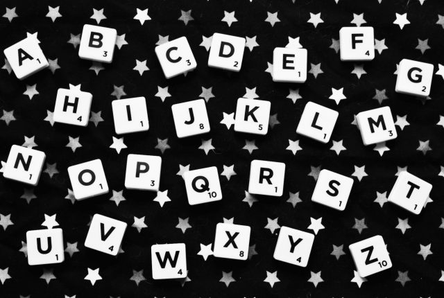 Alfabet ułożony z kostek z gry scrabble