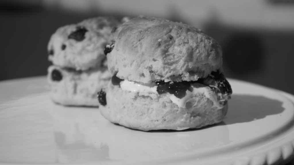 Typowe brytyjskie bułeczki - scones z konfiturą i śmietaną.