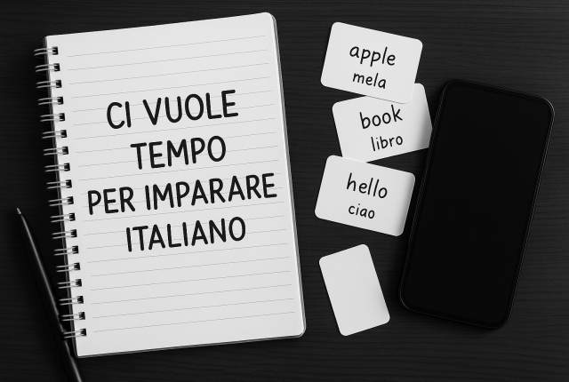 Czarno-białe zdjęcie przedstawia materiały do nauki języka włoskiego: mały notes z napisem „ci vuole tempo per imparare italiano”, telefon komórkowy oraz fiszki leżące obok na stole.