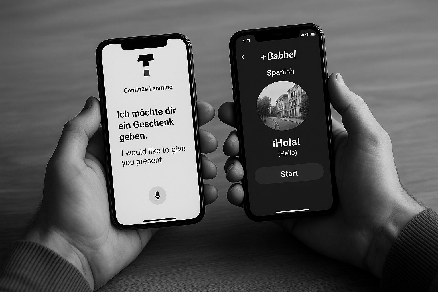 Czarno-białe zdjęcie dwóch dłoni trzymających smartfony obok siebie, przedstawiające wizualne porównanie doświadczenia użytkownika w aplikacjach do nauki języków Taalhammer i Babbel.