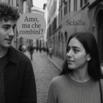 Czarno-białe zdjęcie młodego chłopaka i dziewczyny idących ulicą we włoskim mieście; chłopak mówi „Amo, ma che combini?”, dziewczyna odpowiada „Scialla” – w realistycznych, szarych dymkach.