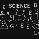Czarno-biała ilustracja 16:9 łącząca symbole chemiczne i pływające litery, reprezentująca związek między nauką a nauką języków.