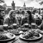 Czarno-białe, ultrarealistyczne zdjęcie przedstawiające grupę Czechów rozmawiających przy stole z tradycyjnym czeskim jedzeniem i piwem, na tle Pragi z Mostem Karola i Zamkiem Praskim — scena codziennego użycia języka czeskiego.