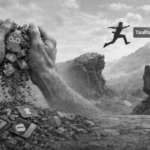 Ultrarealistyczna czarno-biała scena w formacie 16:9 z surrealistycznym podziałem. Na pierwszym planie wyczerpane dłonie miażdżą stos rozbitych ikon aplikacji do nauki języków, których fragmenty rozpadają się w pył na popękanym płaskowyżu. W tle ta sama postać pojawia się odnowiona, w połowie skoku przez ostry przełom górski w kierunku świecącego światła na szczycie poszarpanej góry, symbolizującego przełom od stagnacji do płynności. Ciemne burzowe chmury rozstępują się wokół odległego światła, podkreślając transformację i pęd do przodu.