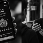 Ultrarealistyczny czarno-biały obraz w formacie 16:9 przedstawiający osobę uczącą się języka, trzymającą smartfon z długą passą codziennego korzystania z aplikacji, która jednocześnie zmaga się z trudnościami w porozumiewaniu się podczas prawdziwej rozmowy – symbolizujący przepaść między aktywnością w aplikacji a rzeczywistą biegłością językową.